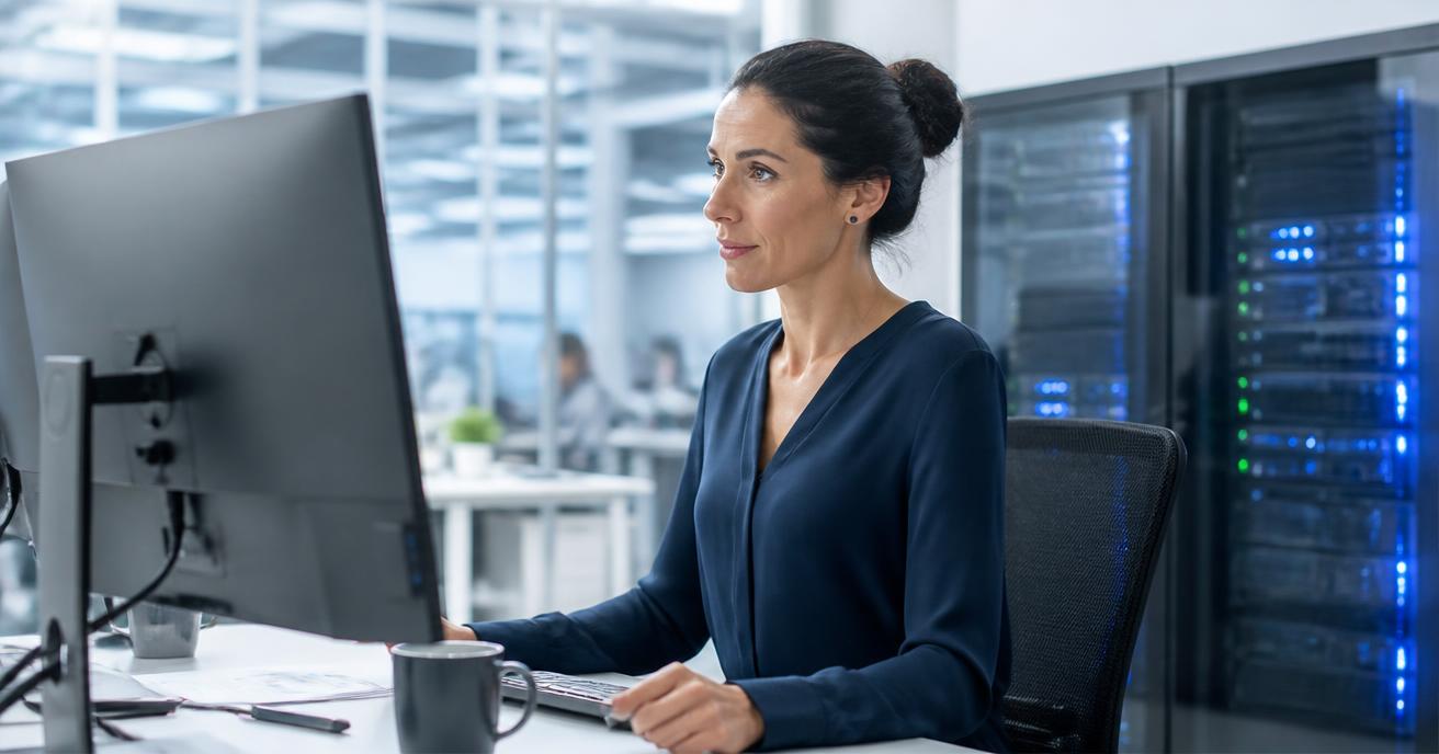 Profissional utilizando soluções Microsoft em ambiente corporativo